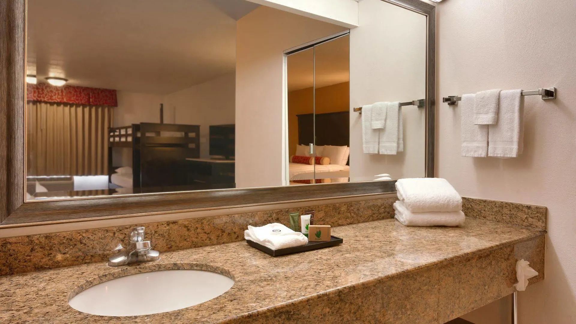 Cortona Inn And Suites Anaheim Resort Hotel